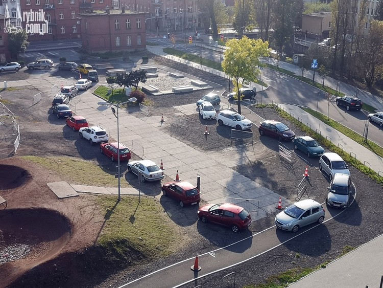 Ogromna kolejka samochodów przed parkingiem na Hallera. Co tam się stało?, bf