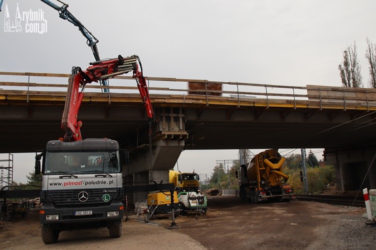 Trwa kluczowy moment budowy wiaduktu na Żorskiej, bf