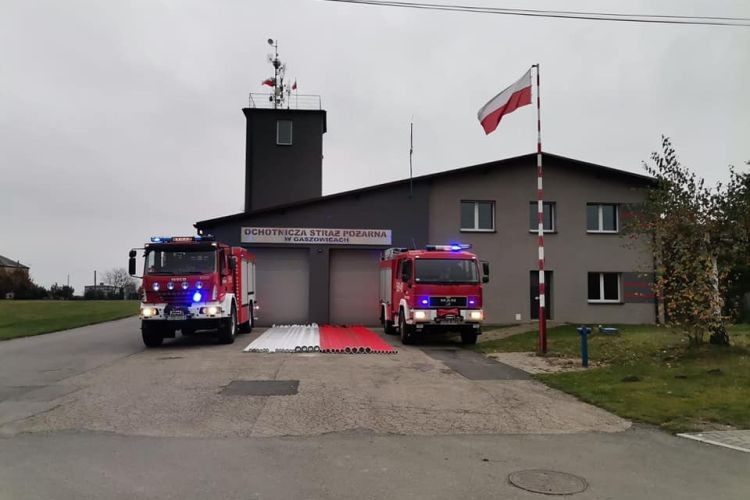 Wielka flaga Polski z węży. Strażacy z Gaszowic i Szczerbic mieli pomysł na Święto Niepodległości, OSP Gaszowice