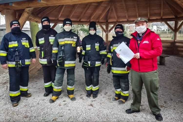 Strażacy z Niewiadomia pilnowali, by nie zgasł ogień, OSP Niewiadom/Facebook