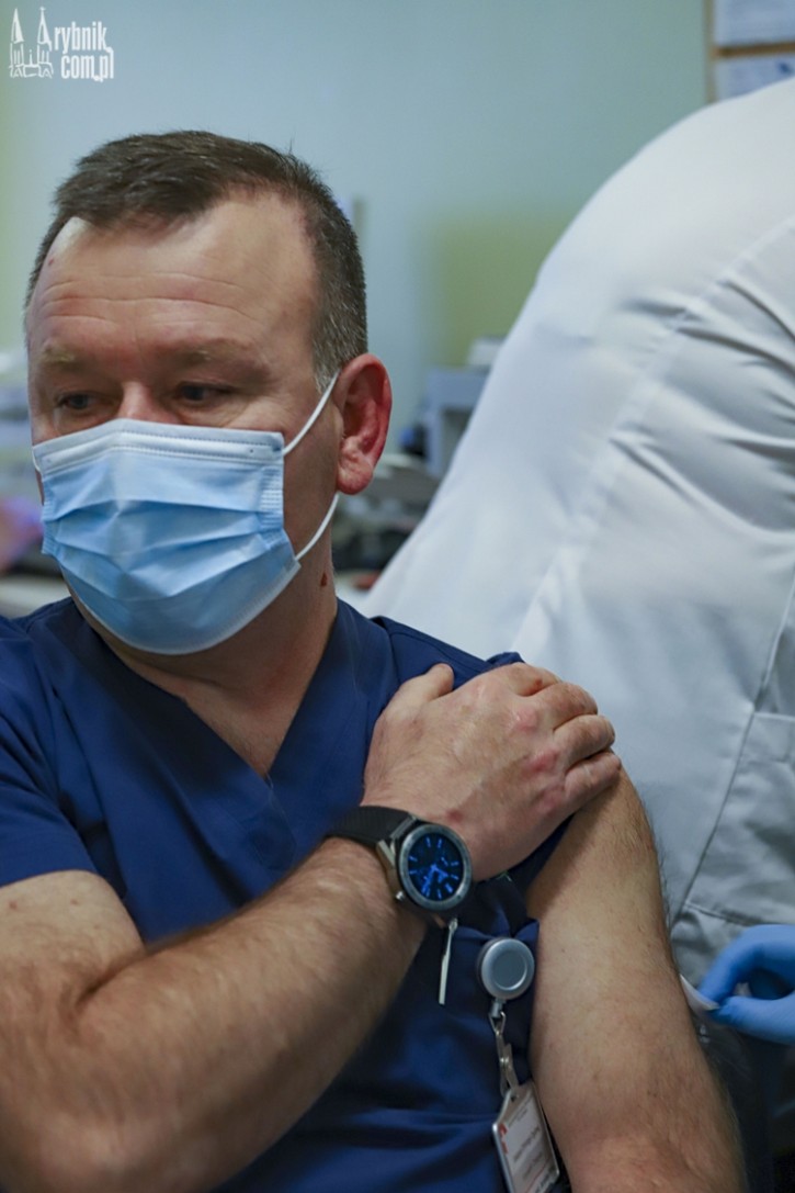Szpital w Rybniku już szczepi medyków, Daniel Wojaczek