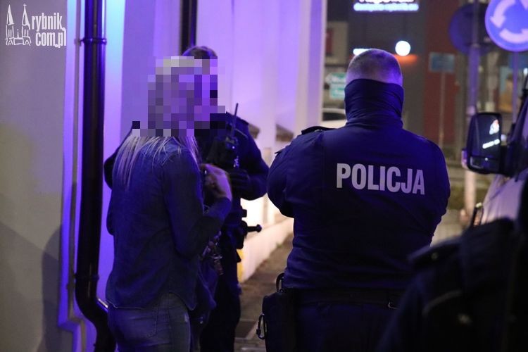 Drugi nalot policji przed klubem w Rybniku. Spisano ponad 130 osób!, bf