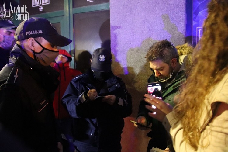 Drugi nalot policji przed klubem w Rybniku. Spisano ponad 130 osób!, bf
