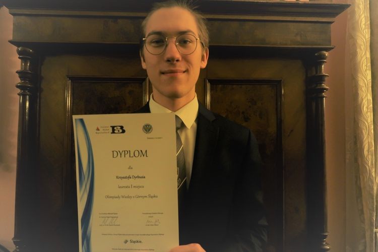 Uczeń Publicznego LO Sióstr Urszulanek wygrał olimpiadę, Materiały prasowe