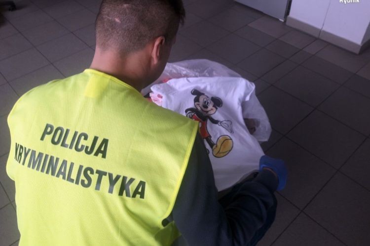 Kobieta i dziewczynka przyłapane na kradzieży przyborów i koszulki z Myszką Miki, KMP Rybnik