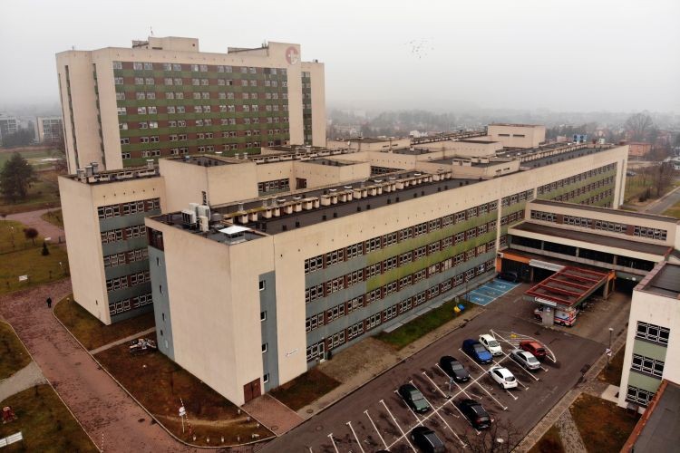 Szpital w Rybniku ma problemy z ciepłą wodą na oddziałach i dziurawym dachem, 