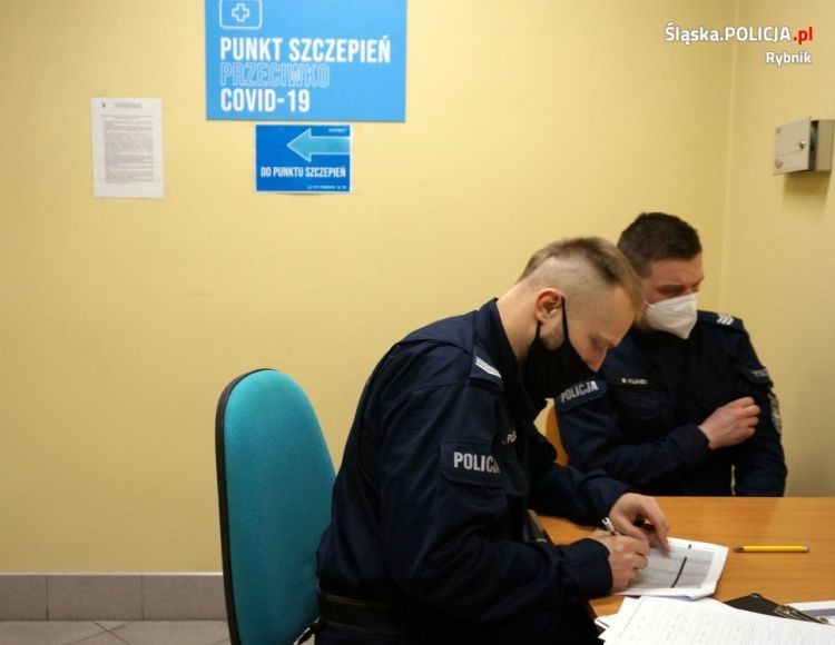 Rybnik: policjanci szczepią się przeciw koronawirusowi. Komendant już po pierwszej dawce, KMP Rybnik