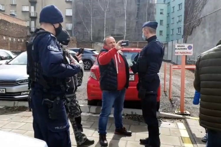 Trumna w sanepidzie. Policja ostro potraktowała mężczyznę na oczach dziecka, Facebook/Tomasz Dyszkiewicz