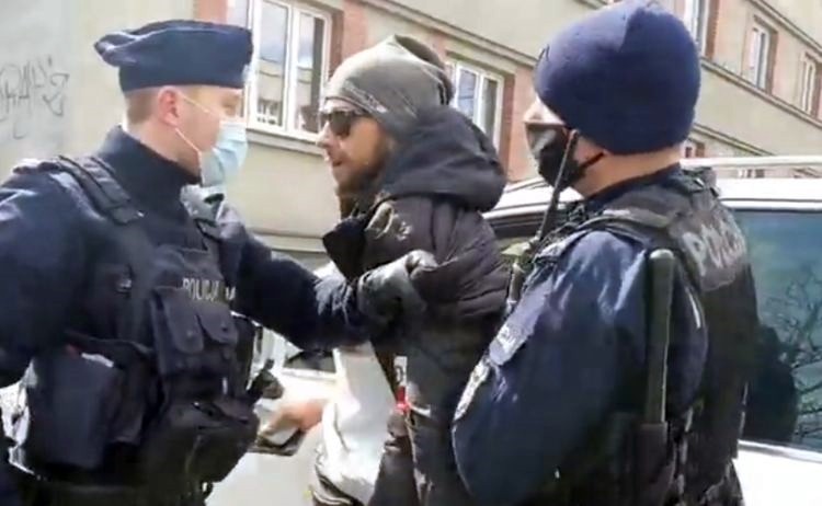 Trumna w sanepidzie. Policja ostro potraktowała mężczyznę na oczach dziecka, Facebook/Tomasz Dyszkiewicz