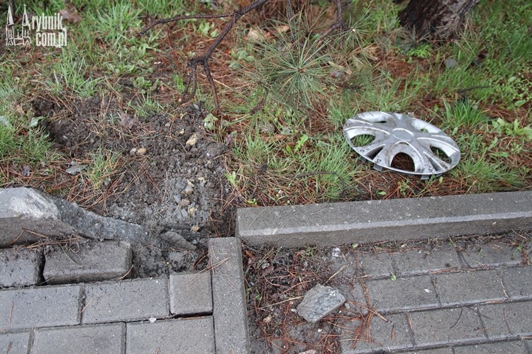 Kierowca uderzył w betonowe ogrodzenie na Podmiejskiej. Był reanimowany (zdjęcia), bf