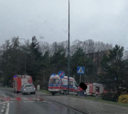 Kierowca uderzył w betonowe ogrodzenie na Podmiejskiej. Był reanimowany (zdjęcia), Informacje drogowe 24H z powiatu Wodzisław Śląski, Rybnik