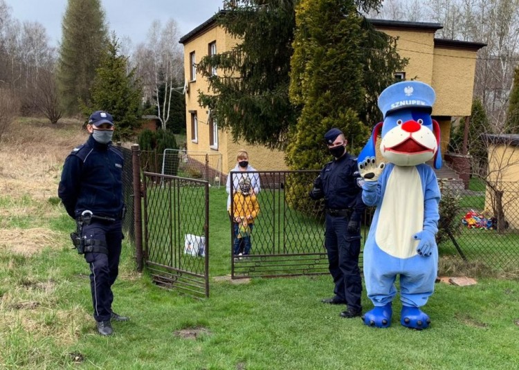 Policyjny Sznupek z wizytą u 7-letniego Bartka, KMP Rybnik