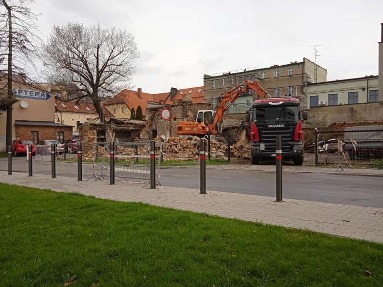 Zniknęła ruina w centrum Rybnika. Kiedyś była tam szlifiernia kryształów, Facebook/Usługi koparką Robert Boehm