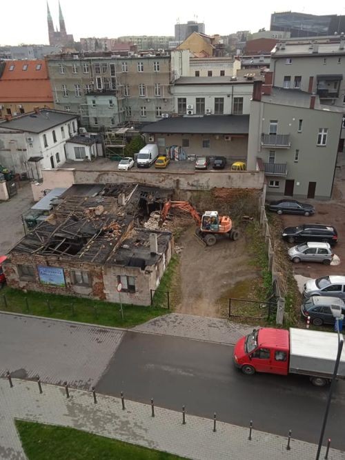 Zniknęła ruina w centrum Rybnika. Kiedyś była tam szlifiernia kryształów, Facebook/Usługi koparką Robert Boehm