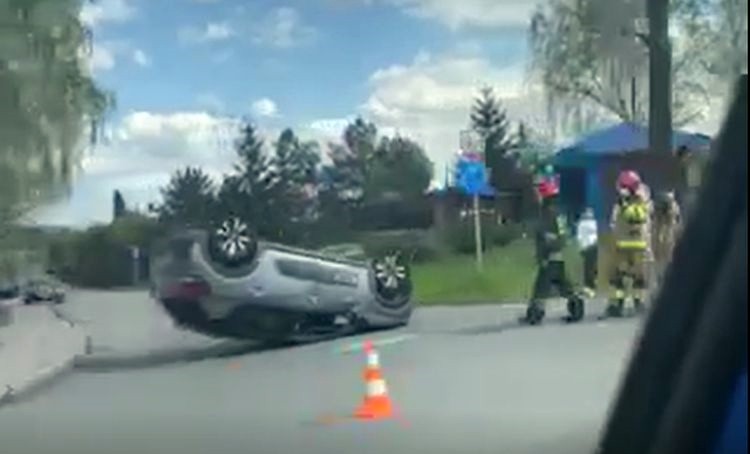 Wierzbowa, Żołędziowa: na skrzyżowaniu dachował samochód z 19-latką w środku, Czytelnik