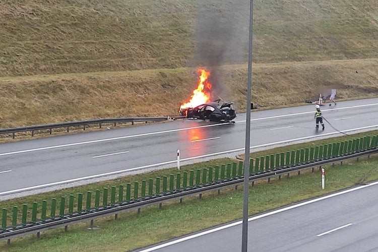 Na autostradzie w Świerklanach palił się samochód. Dwie osoby trafiły do szpitala, FB: Żory - wypadki drogowe