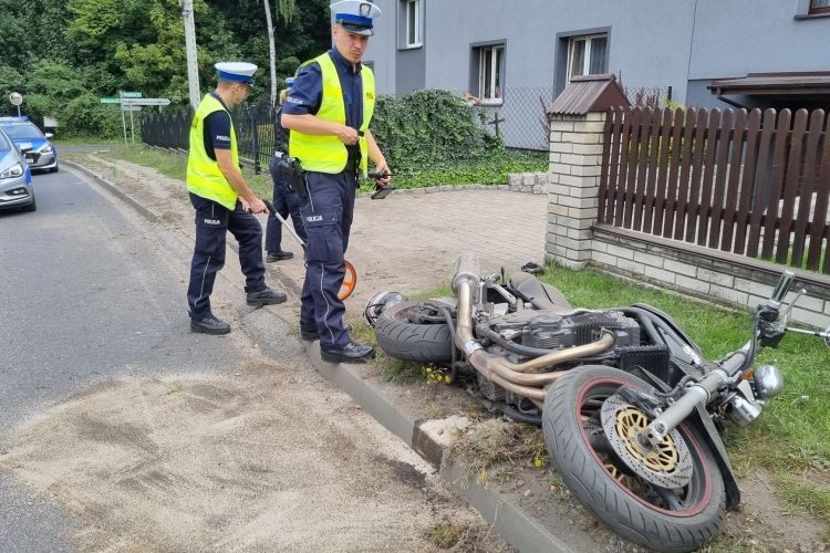 Świerklany: motocyklista uderzył w ogrodzenie. Stracił przytomność (zdjęcia), KMP Rybnik