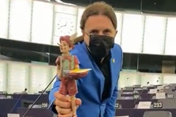 Łukasz Kohut dał prezent premierowi. „Pinokio sterowany przez Pryncypała” (wideo), twitter