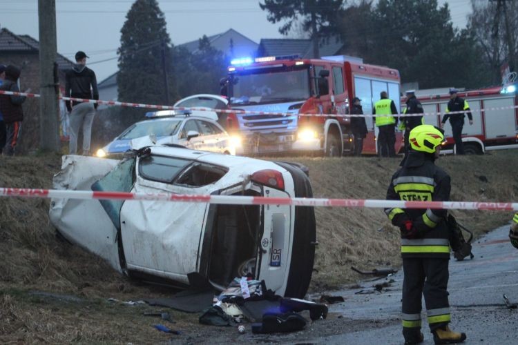 Groźny wypadek w Czerwionce-Leszczynach. Trzy osoby ranne, 2 prawdopodobnie zbiegły, Czytelnik