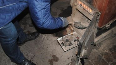Straż miejska dostała informację o spalanych odpadach. W piecu znaleziono pełno zużytych pampersów