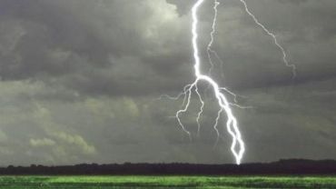 Meteorolodzy ostrzegają przed burzami z gradem i intensywnymi opadami deszczu
