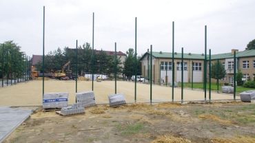 Trwa budowa boiska wielofunkcyjnego w Leszczynach. Zdążą do 1 września?