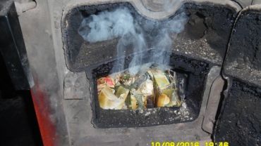 Straż miejska znów interweniuje ws. spalania odpadów. Tym razem w piecu znaleziono kartony po mleku