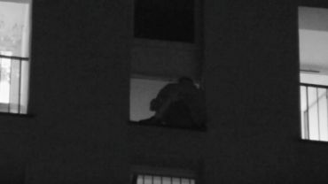 Nocna akcja na ul. Dworek. Mężczyzna chciał skoczyć z 8 piętra (wideo)