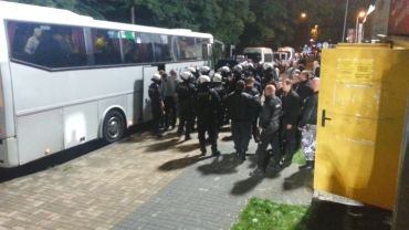 Przepychanki kibiców z Gorzowa z policją. W ruch poszły pałki