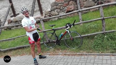 Kolarz z Rybnika chce pobić rekord w jeździe na rowerze bez snu