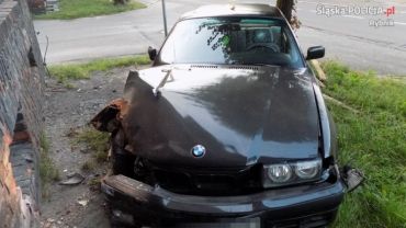 Kierowca BMW uderzył w dom. Wydmuchał ponad promil alkoholu