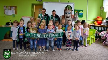 Przedszkolaki z Niedobczyc spotkały się z piłkarzami ROW-u