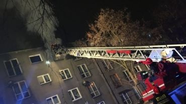 Pożar mieszkania w Boguszowicach postawił na nogi służby. Dwie osoby poszkodowane (wideo)