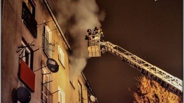 Echa pożaru mieszkania Boguszowicach. Rybniccy policjanci uratowali małżeństwo