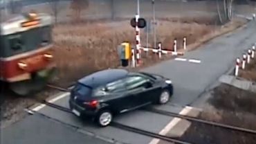Tak wyglądał wypadek na przejeździe kolejowym w Czerwionce (wideo)