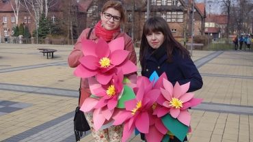 Czerwionka-Leszczyny: powitali wiosnę kwiatami i zagadkami