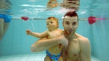 Pływaj z dzieckiem. Trwają zapisy na kursy nauki pływania w Fundacji EDF Polska