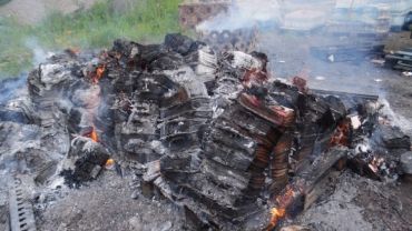 Spalił stos dokumentów w segregatorach. Strażnik nie miał litości