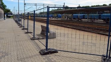 Peron dworca PKP odgrodzony barierkami. Wkrótce zmieni swój wygląd