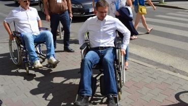 Prezydent i urzędnicy na wózkach inwalidzkich. Wczuli się w osoby niepełnosprawne