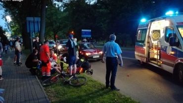Wypadek przed stadionem. Pijany rowerzysta uderzył w samochód (zdjęcia)