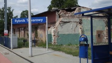 Na stacji Rybnik-Towarowy stoi jeszcze jedna rudera. Wkrótce zostanie rozebrana