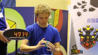 Człowiek z pasją: kostkę Rubika nauczył się układać mając 8 lat. Robi to do dziś