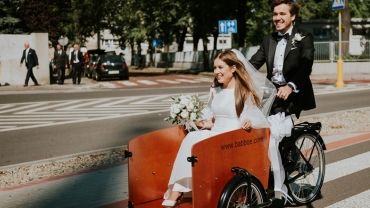 Na własny ślub przyjechali na rowerze. Niezwykłe wydarzenie z życia oficera rowerowego