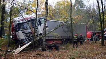 Wypadek TIR-a i osobówki na Mikołowskiej. Ciężki pojazd wbił się w drzewa