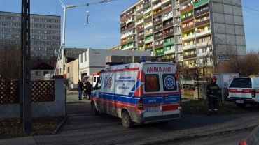 Wypadek na budowie przy ul. Kominka. Po rannego pracownika przyleciał śmigłowiec LPR (wideo)