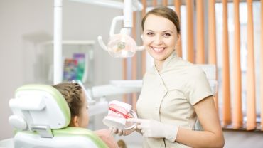 Asystentka i higienistka stomatologiczna – zawody poszukiwane na rynku pracy