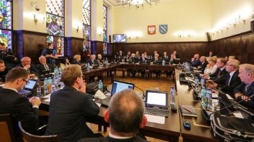 Sesja rady miasta. Radni o wyborach i wynagrodzeniu prezydenta (wideo)