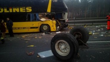 A1: autobus uderzył w przyczepę traktora