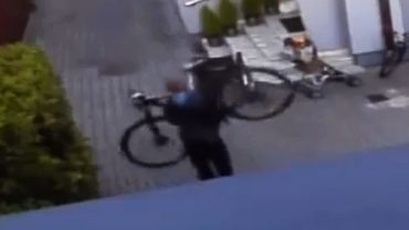 Wyniósł rower z prywatnej posesji. Złodzieja nagrała kamera (wideo)